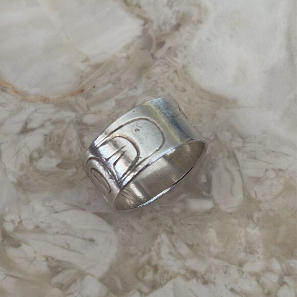 First Nations Corinne Hunt Hand Carved Sterling Silver Salmon Ring Vintage - Picture 4 of 8